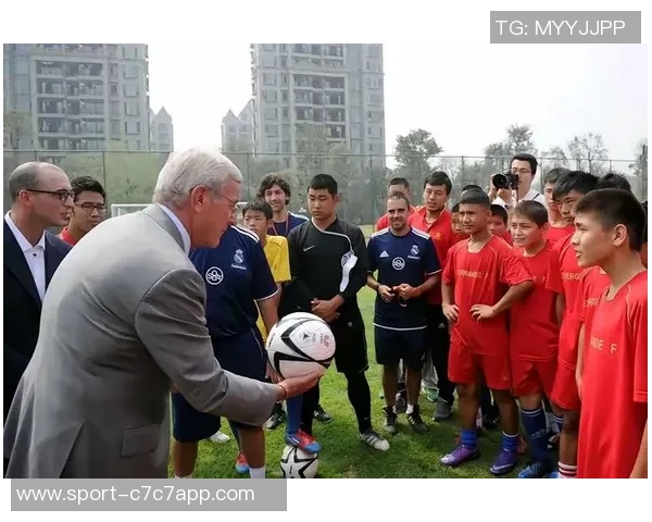 恒大球员在实况足球中的表现与战术分析及未来发展潜力探讨 恒大球员在实况足球中的表现与战术分析及未来发展潜力探讨